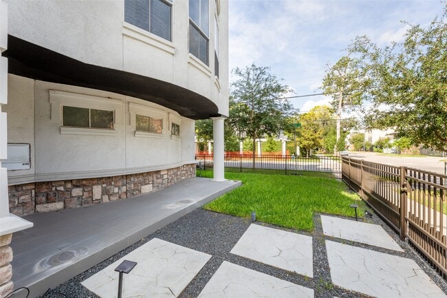 Building Photo - 1221 Kipling St