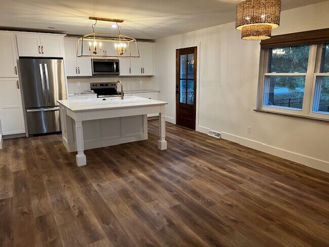 Building Photo - Alcoa 37701 - Beautifully remodeled 4 bedr...