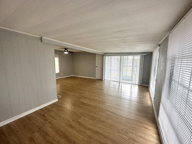 Foto del edificio - STUNNING 2 BEDROOM 1.5 BATHROOM IN 55+ COM...