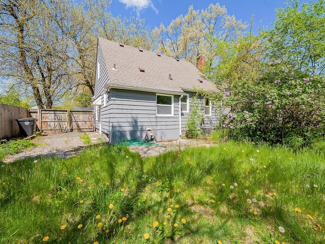 Building Photo - Welcome to this beautiful 3 bedroom, 1 bat...
