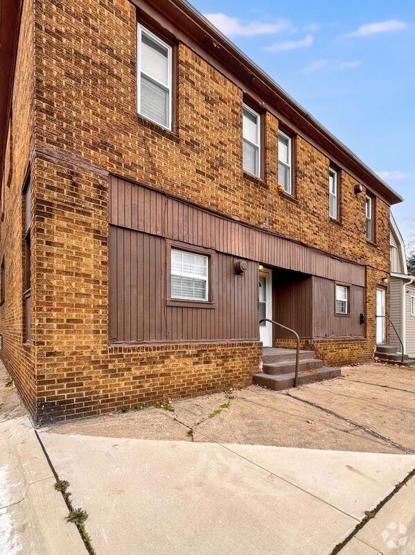 Building Photo - 116 E Great Lakes St