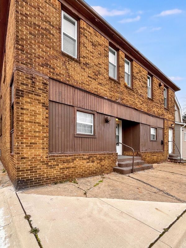 Building Photo - 116 E Great Lakes St