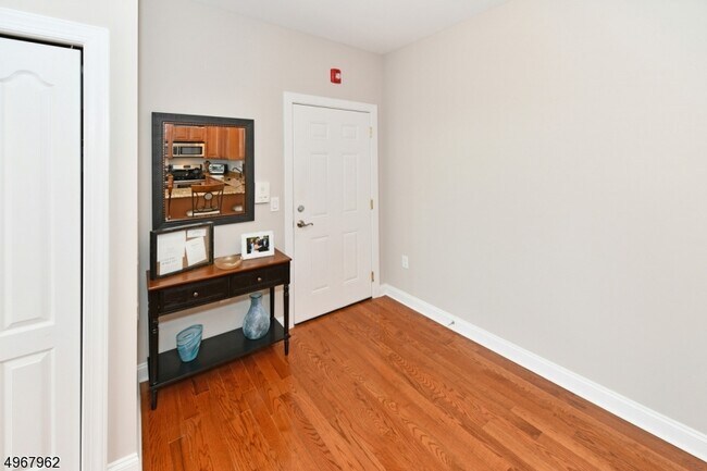 Building Photo - 24 Elm St