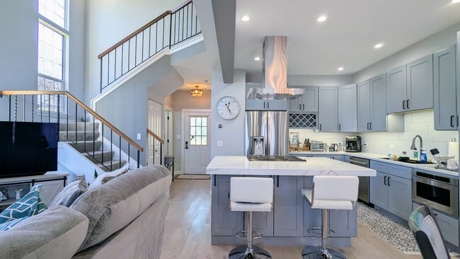 Building Photo - 40 N Golfview Ct
