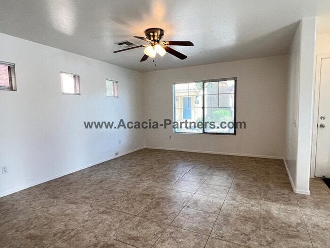 Foto del edificio - Beautiful Three Bedroom 2 and 1/2 Bath Home