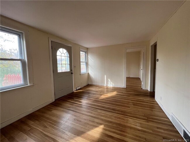 Foto del edificio - 230 Cow Hill Rd