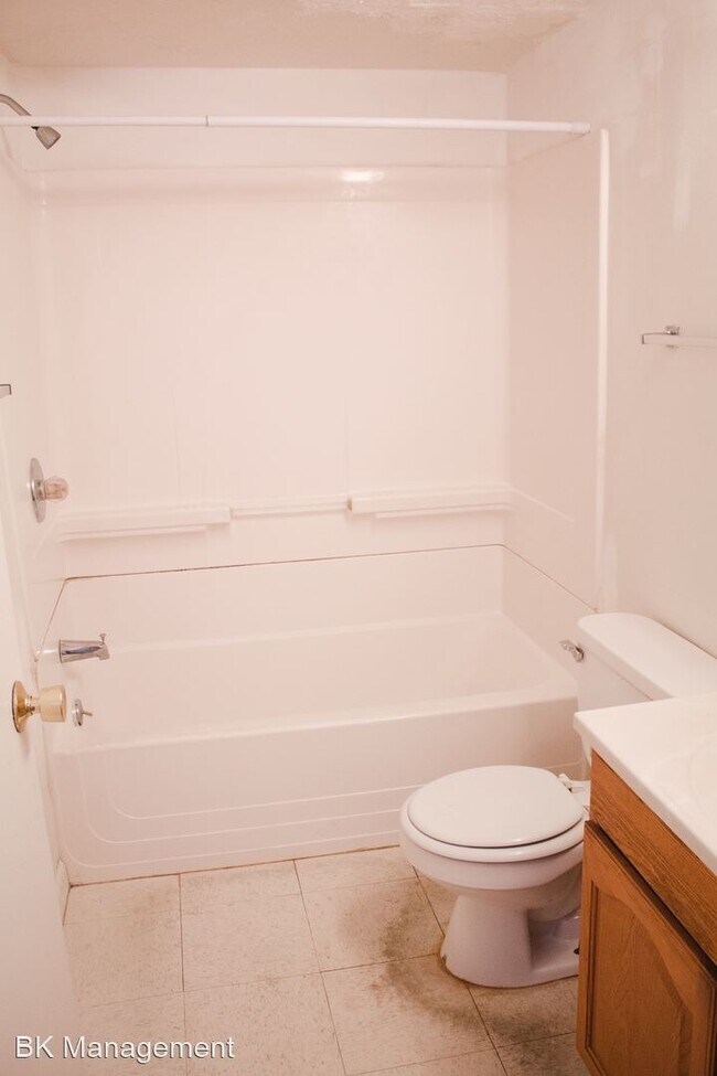 Building Photo - 4 br, 2 bath House - 112 E Wood St- Unit 16
