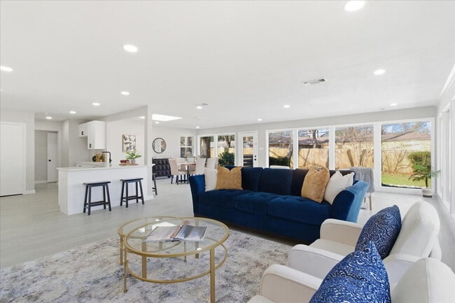 Photo - "Spacious 3-Bed, 2-Bath Gem with 2,155 Sq. Ft. on University Drive in Arlington, TX!" Apartment