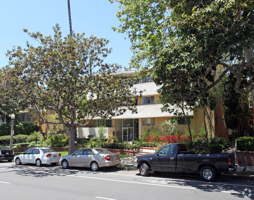 Building Photo - 225 San Vicente Blvd