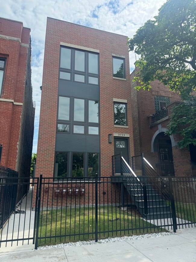 Building Photo - 3723 S Lake Park Ave