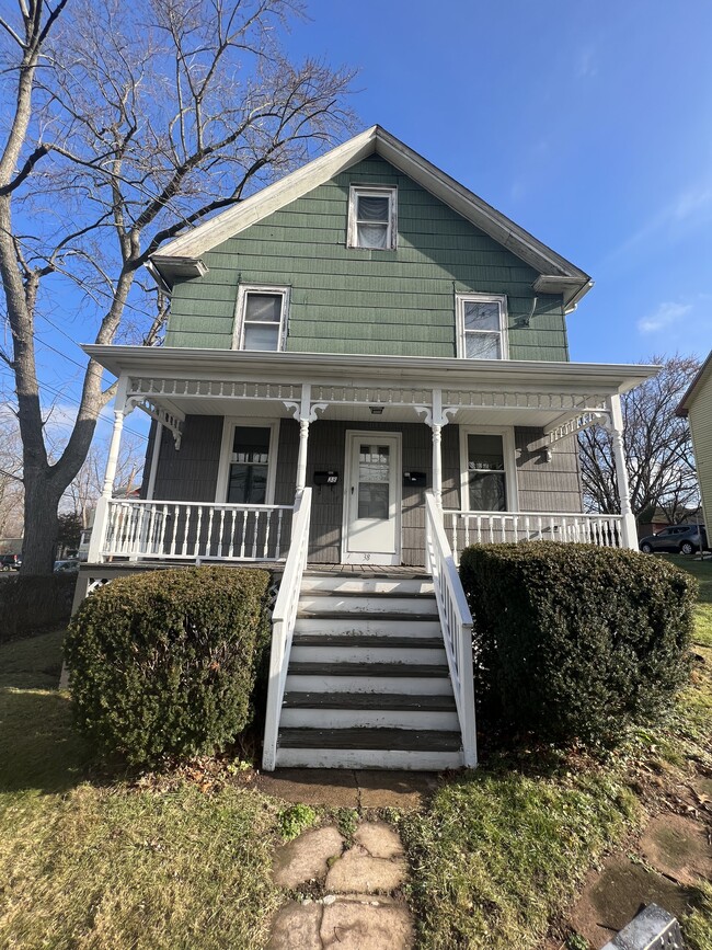 Well priced and spacious 2 bed / 1 bath minutes from downtown! - 38 Walnut St