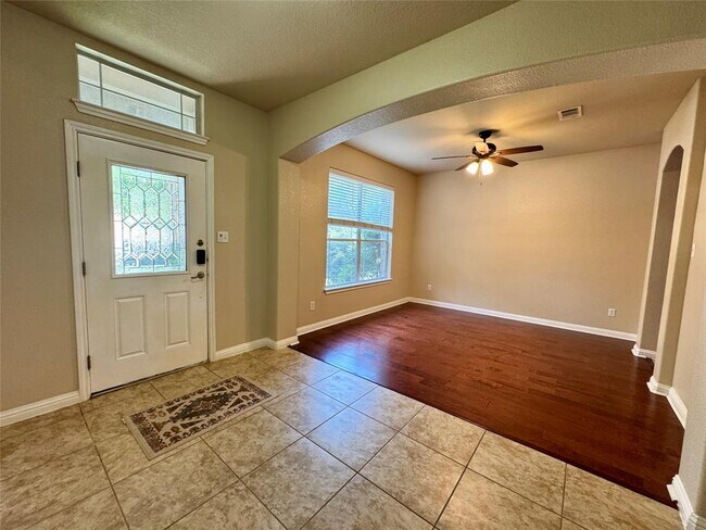 Foto del edificio - 205 Saddle Ridge Dr