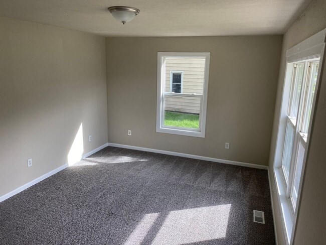 Building Photo - Fall in Love with this Cozy 2 Bedroom House!
