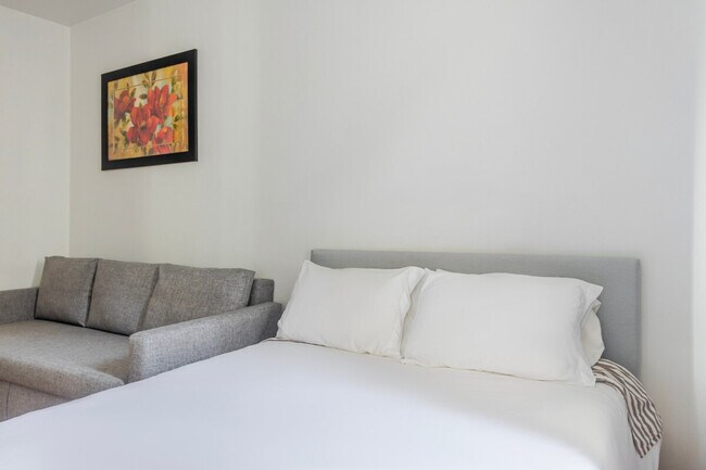 Foto del edificio - 318 E 80th St