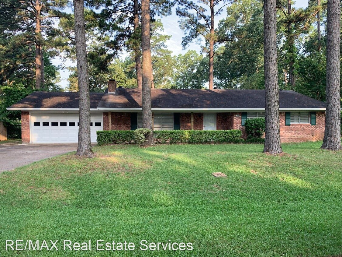 Foto principal - 3 br, 2 bath House - 102 Pine Lake Drive