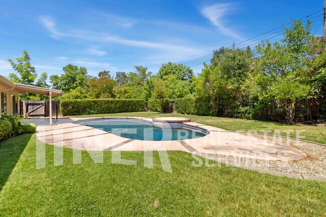 Building Photo - 5541 Ivanhoe Way