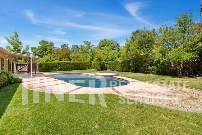 Foto del edificio - 5541 Ivanhoe Way