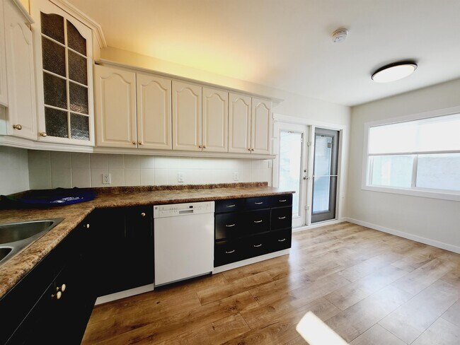 Photo du bâtiment - 12925-12117 117 St NW