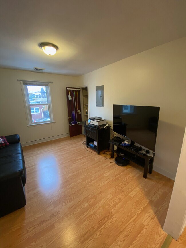 Living Room - 152 W 4th Ave