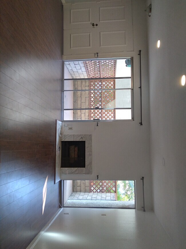 Foto del edificio - 5115 Kester Ave