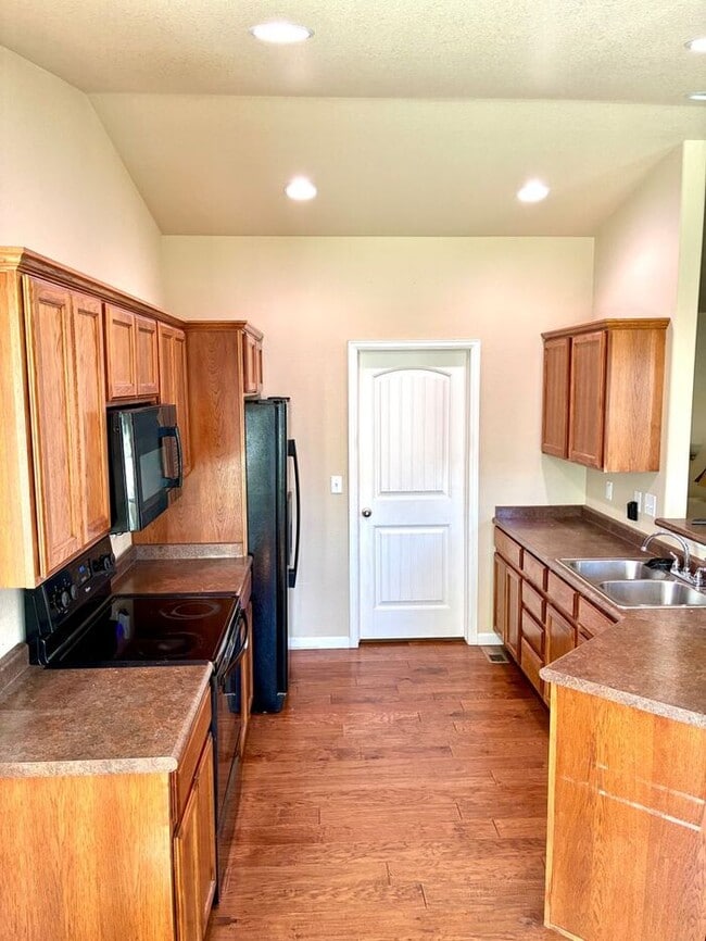 Building Photo - Ranch style home with 3 bed 2 bath and ove...
