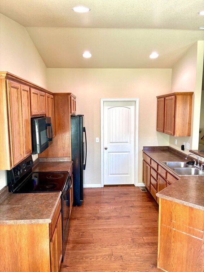 Foto del edificio - Ranch style home with 3 bed 2 bath and ove...