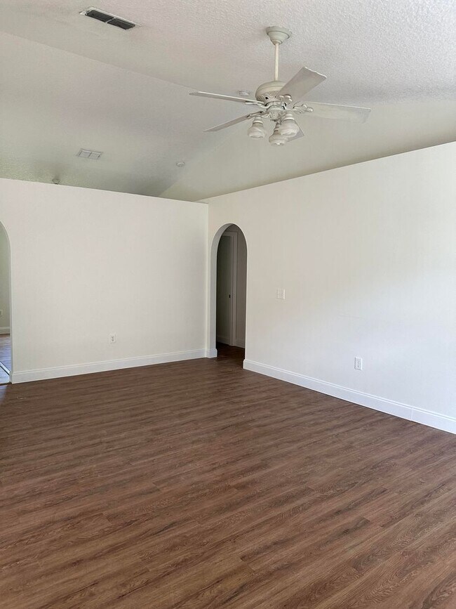 Foto del edificio - 2475 Compass Pointe Dr
