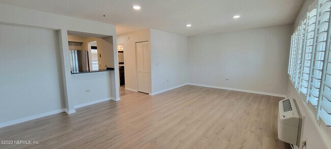 Building Photo - 222 14th Ave N