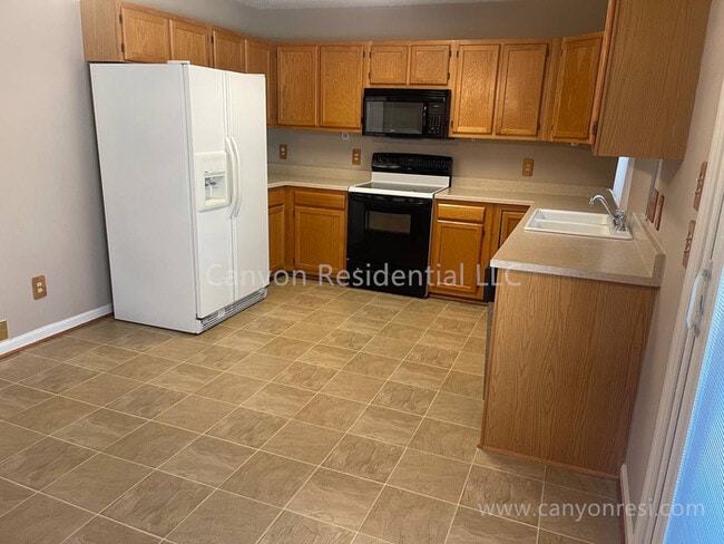 Building Photo - Beautiful 3b2b, ready to move in!