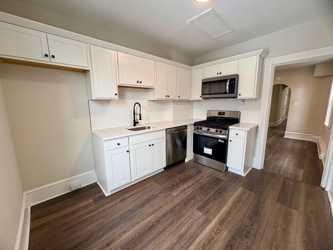 Building Photo - 320 S Ann St