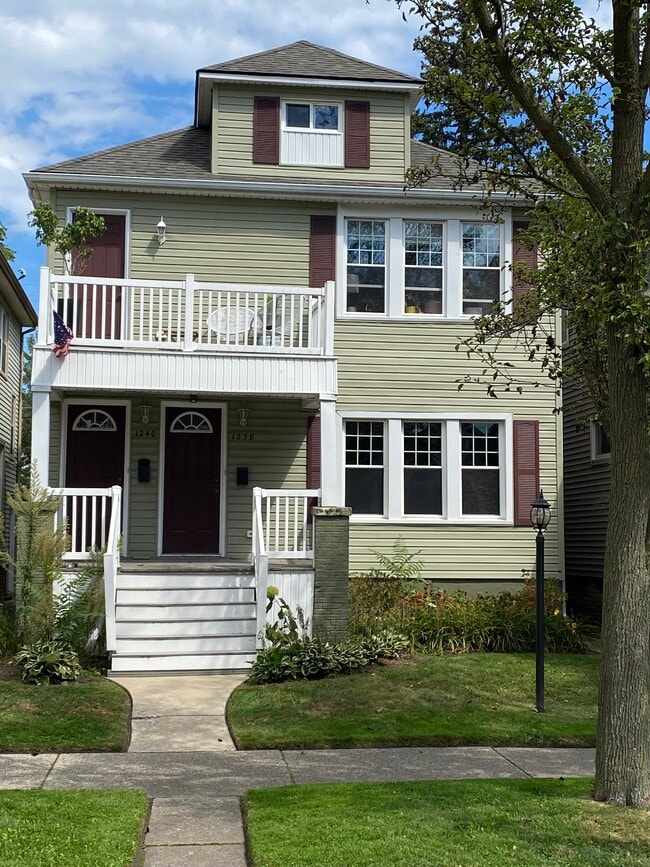 Building Photo - 1238 Wayburn St