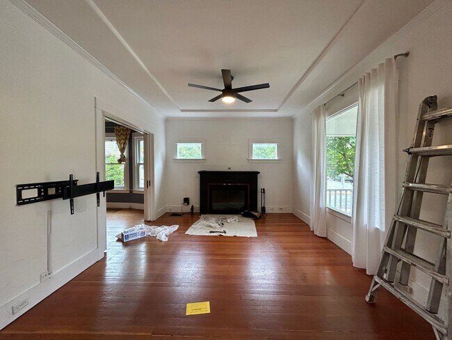 Building Photo - Stunning 3 Bed, 1.5 Bath Modern Vintage Po...