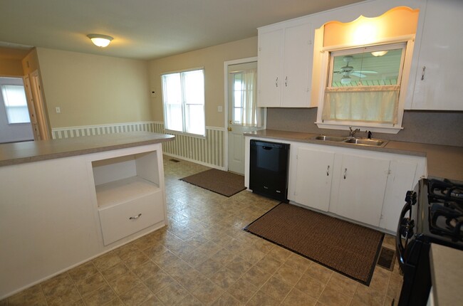 Building Photo - 712 S Apple St