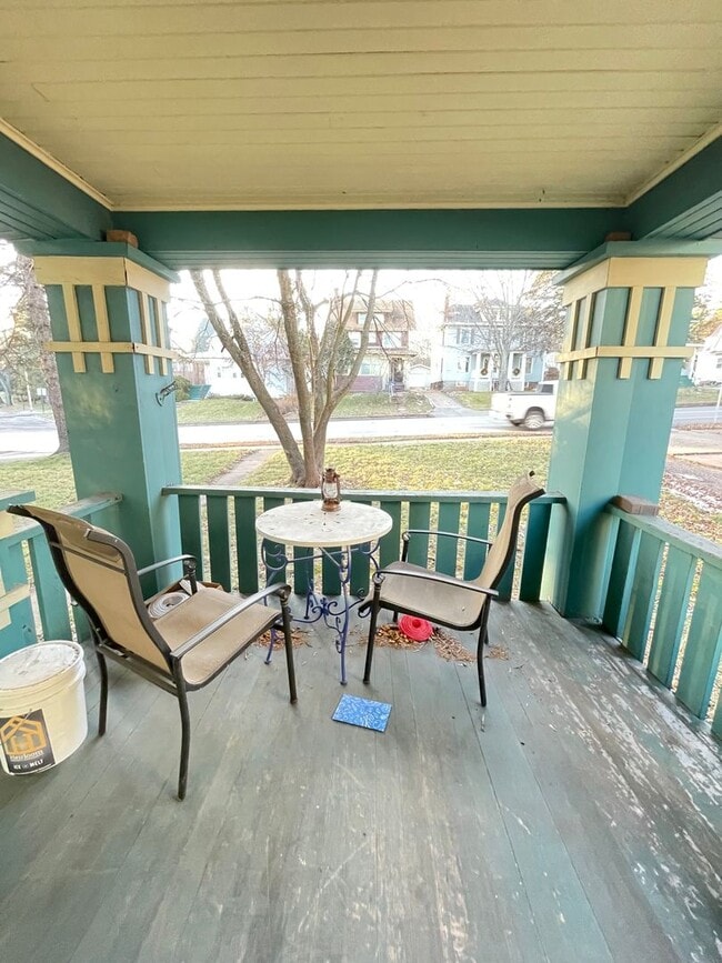 Building Photo - AVAILABLE JUNE - Spacious 6 Bed 1.5 Bath Home near Campus