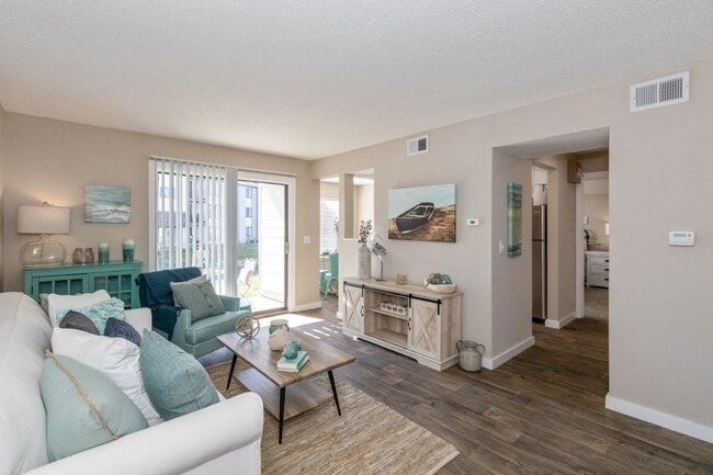 Building Photo - Lakeside Crossing at Eagle Creek Apartments and Townhomes