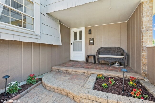 Building Photo - 647 Dauphine Ct