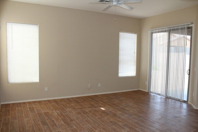 Building Photo - Single Level! All Tiles! Refrigerator!
