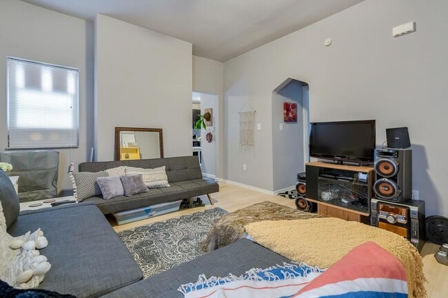 Photo - 6731 Hamilton Ave Apartment