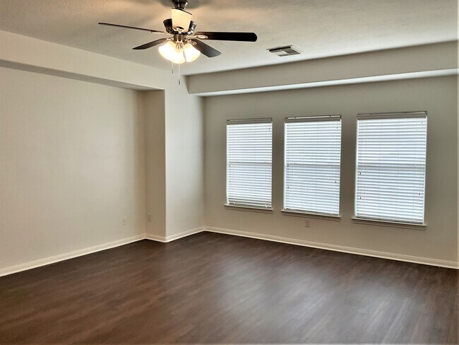 Foto del edificio - 1120 Sunset Lakes Dr