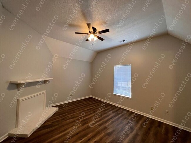 Foto del edificio - 554 Creekwood Cir S