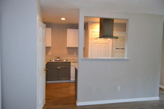 Building Photo - 5729 Emerson Dr