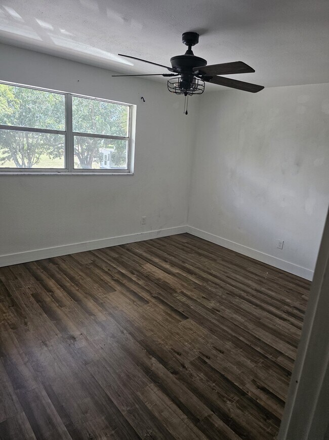 Foto del edificio - 1560 Colonial Blvd