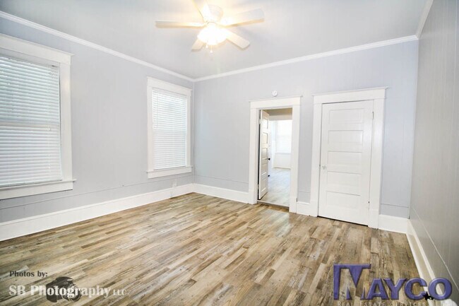 Foto del edificio - 448 Robinson Pl