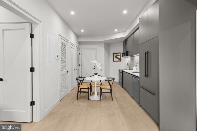 Foto del edificio - 2121 Ward Pl NW