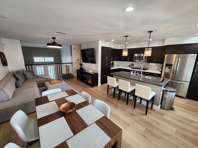 Building Photo - Stunning 3-Bedroom Townhome with Modern Up...