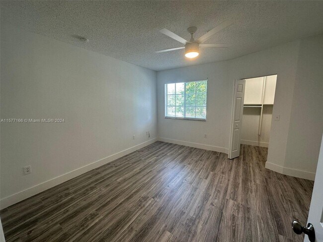Foto del edificio - 7970 N Nob Hill Rd