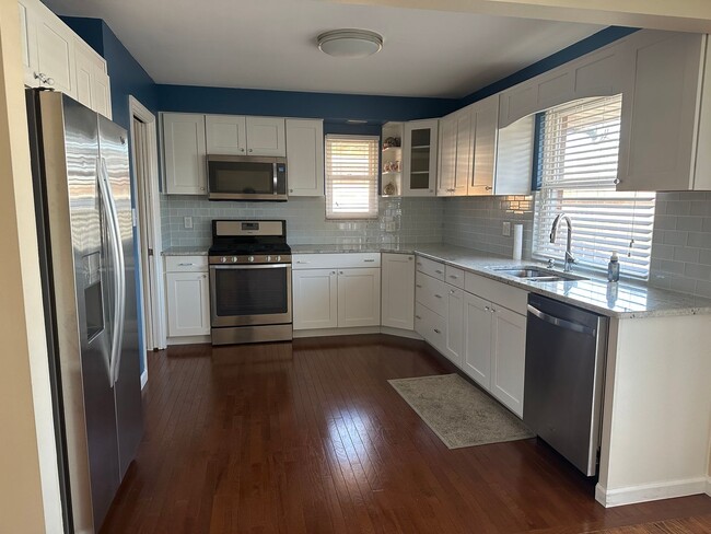 Building Photo - Multi Family Home 3 Bedroom and 2 Bath Com...