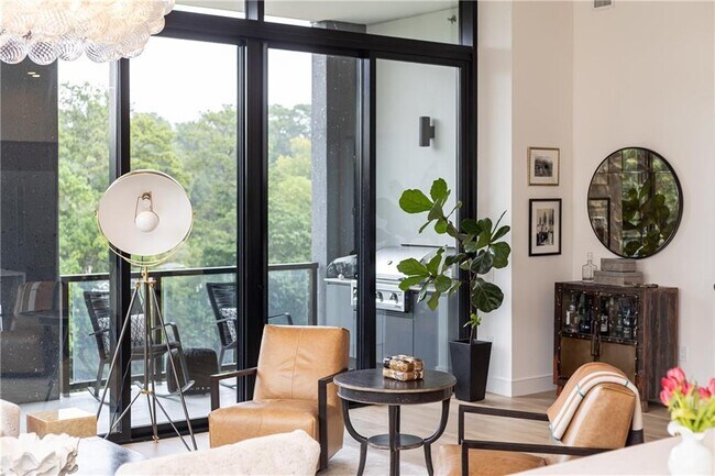 Building Photo - 2425 Peachtree Rd NE