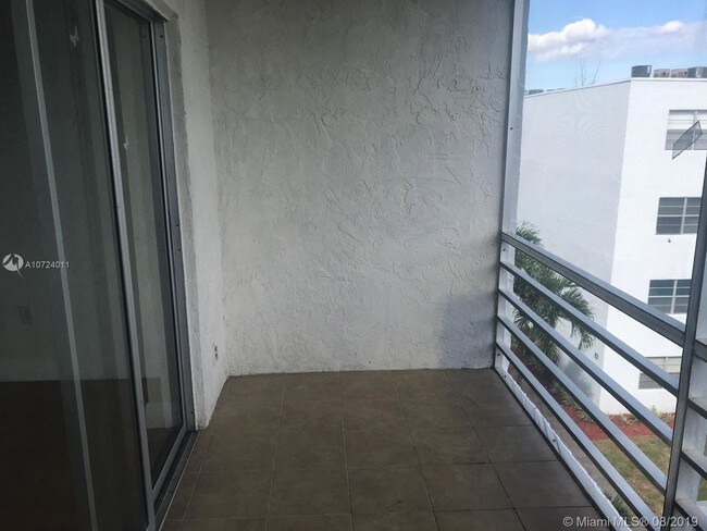 Foto del edificio - 2998 Sunrise Lakes Dr E