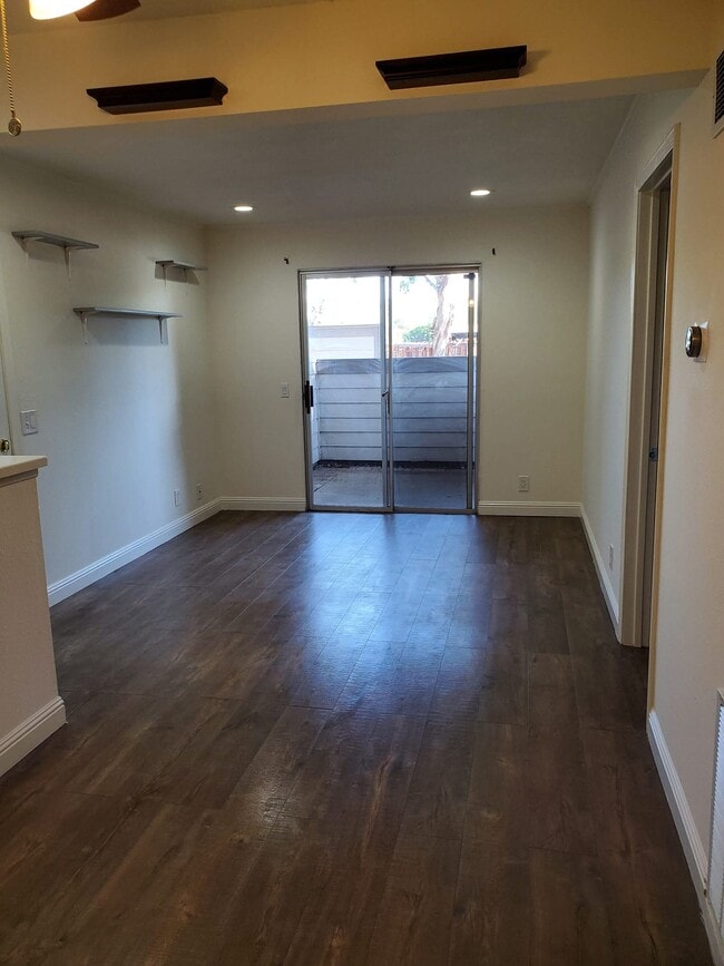 Building Photo - 4565 Alamo St